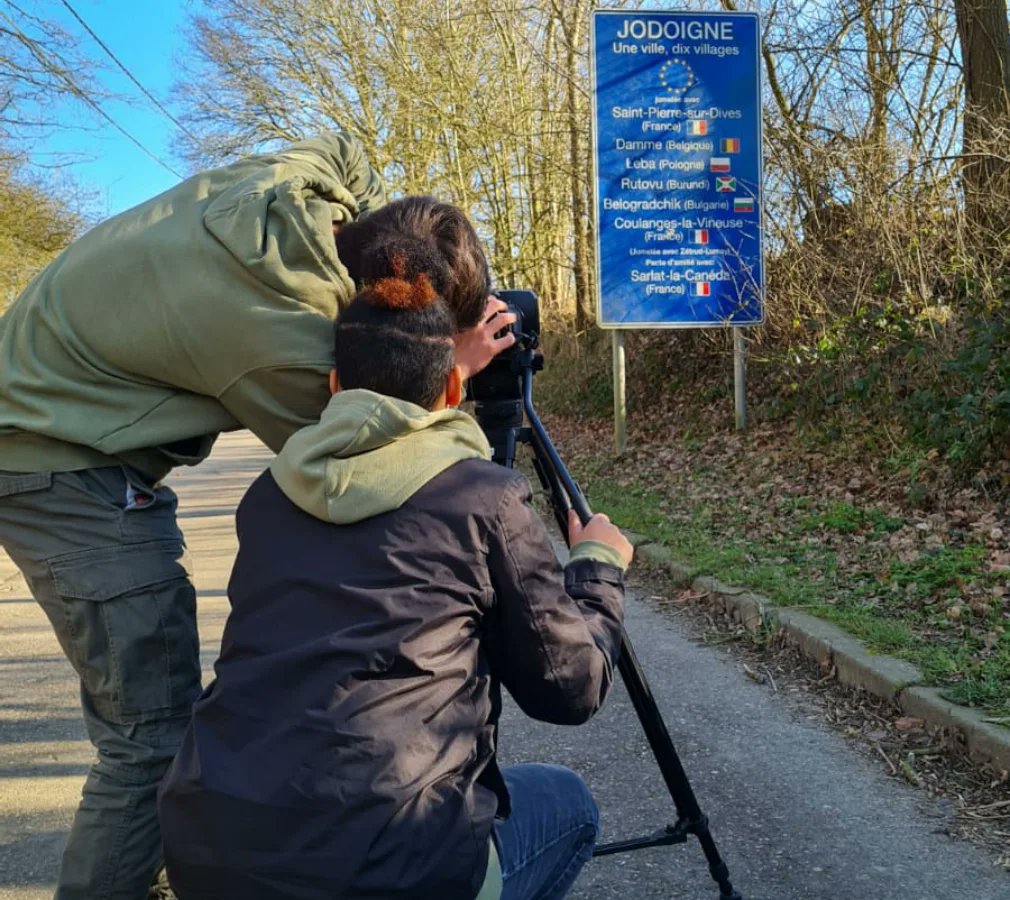 Anonymal's tweet photo. 🐧📸 Cette semaine, #CommuniTV continue ! Grâce au projet #europeen soutenu par @ErasmusplusFR, nous formons des jeunes belges, italiens et français à la vidéo. Ils réalisent actuellement des #reportages sur leur ville respective : #aixenprovence, #jodoigne et #perouse ! 🇧🇪🇮🇹🇨🇵 https://t.co/eRXT4hkrai