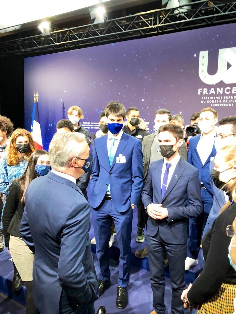 ISAE_officiel's tweet image. Échanges &amp;amp; photos avec @BrunoLeMaire et nos étudiants @ISAE_officiel : Lou-Ann Gicquel et Jules Coeuillet, étudiants de 1ère année du cursus ingénieur, ont pu discuter quelques minutes avec le Ministre de l’Économie, des Finances et de la Relance ! #SpaceSummit