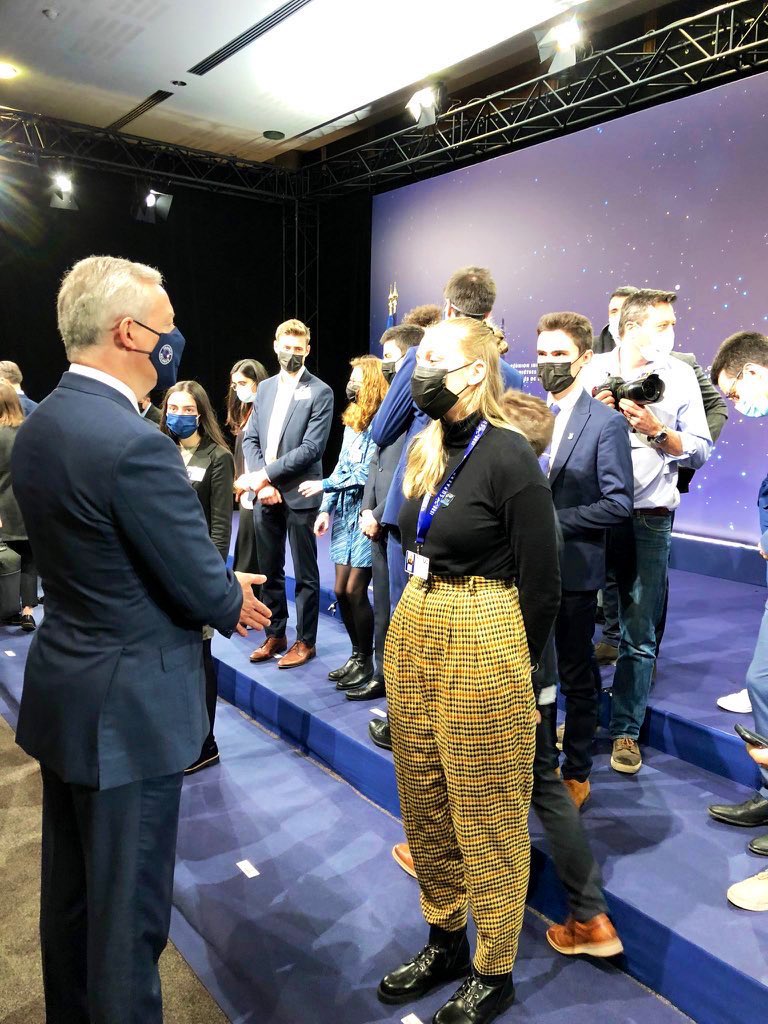 ISAE_officiel's tweet image. Échanges &amp;amp; photos avec @BrunoLeMaire et nos étudiants @ISAE_officiel : Lou-Ann Gicquel et Jules Coeuillet, étudiants de 1ère année du cursus ingénieur, ont pu discuter quelques minutes avec le Ministre de l’Économie, des Finances et de la Relance ! #SpaceSummit