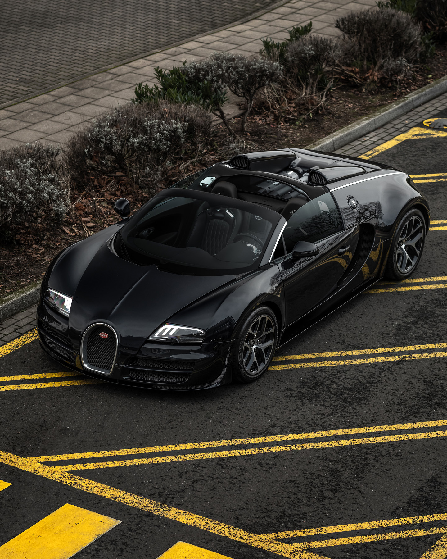 Vågn op svag Krigsfanger Bugatti on Twitter: "The VEYRON 16.4 Grand Sport Vitesse has arrived at  BUGATTI Düsseldorf. Crowned the fastest roadster ever made it 2013 with a top  speed of 408.84 km/h (253 mph), just