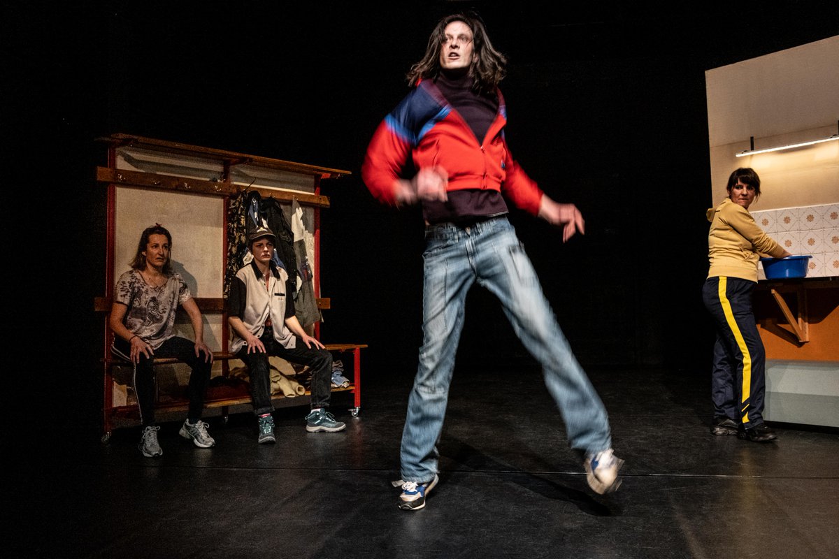 «En finir avec Eddy Bellegueule», une adaptation qui a de la (Belle)gueule : ce pourrait être misérabiliste mais c’est au contraire revigorant car traversé d’humour et de tendresse. Ces mercredi et jeudi <a href="/surmars7000/">Mars</a> et du 23 au 25 février <a href="/Ancre_Charleroi/">L'Ancre Charleroi</a> lesoir.be/424330/article…