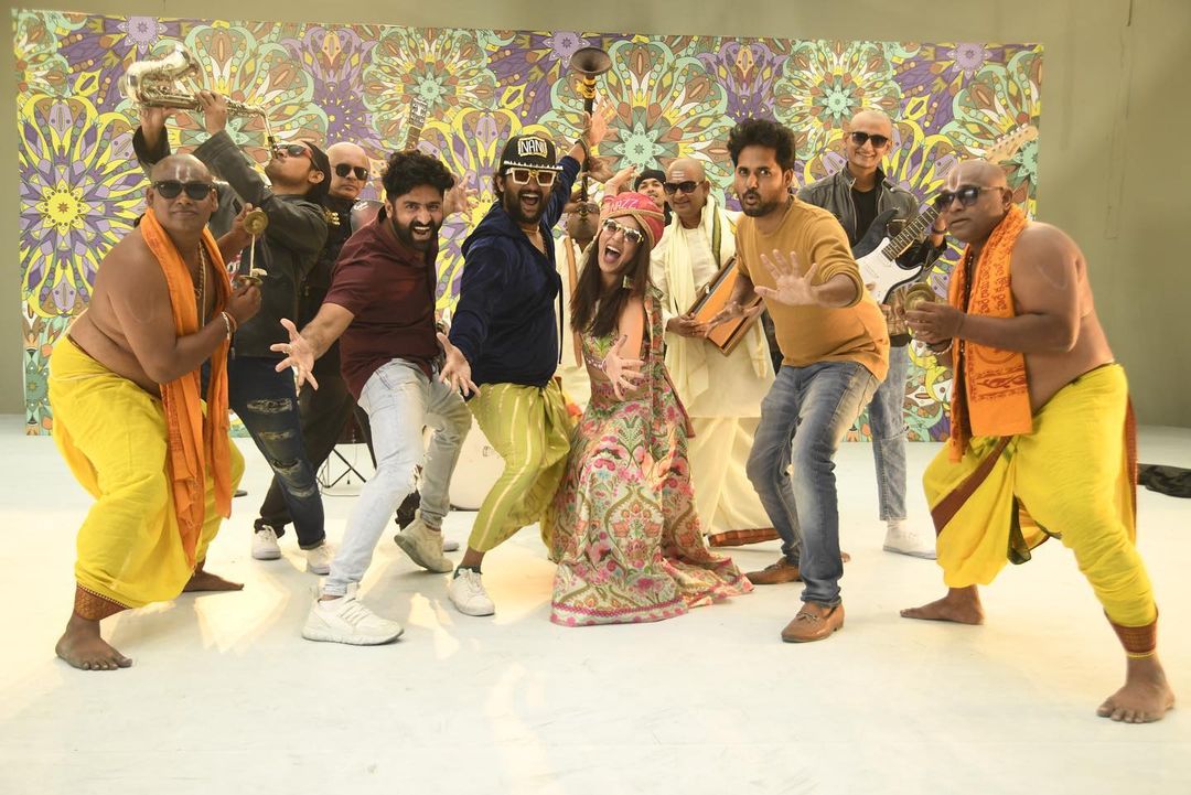 TeluguCinema7's tweet photo. Pics from the song shoot of #AnteSundaraniki 💫
#FunOnSets
@NameisNani #NazriyaFahadh #VivekAthreya @nikethbommi #SekharMaster @MythriOfficial https://t.co/IO9ifymPks