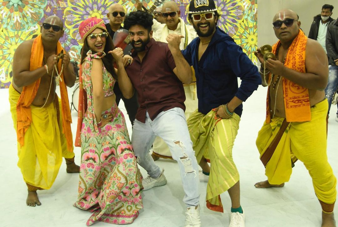 TeluguCinema7's tweet photo. Pics from the song shoot of #AnteSundaraniki 💫
#FunOnSets
@NameisNani #NazriyaFahadh #VivekAthreya @nikethbommi #SekharMaster @MythriOfficial https://t.co/IO9ifymPks