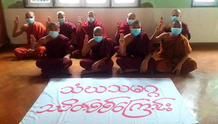 miN13700's tweet photo. A regular anti-dictatorship protest along with a prayer service for Myanmar civilians, was continued by the Mandalay Buddhist Monks on February 16. (373rd day)

#2022Feb16Coup
#WhatsHappeningInMyanmar https://t.co/zVtFy1g8be