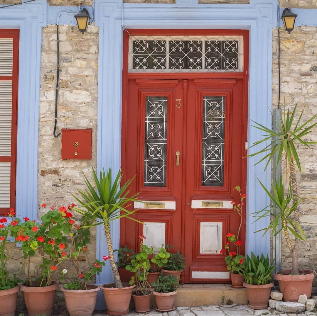 Blueyonetwo's tweet photo. The majesty of a #Lefkara village door/ How many eras and civilisations does this style represent?/ If doors can speak!/ Muhtesem bir #Lefkara kapisi/ Bu stil kac medeniyetten damitilmistir acaba/ Kapilarin dile olsa ya!! #Cyprus/ #alwaysinteresting https://t.co/TzZpd7r7aA