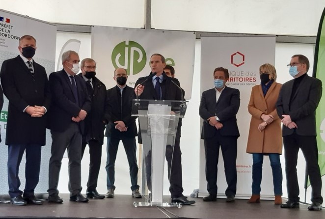 BdT_NAquitaine's tweet photo. [#Energie &amp; #Territoire]🌱Comment valoriser un ancien terrain anthropisé en bordure de l’autoroute A89❓
Avec une centrale solaire☀️ de 13.5 MW = consommation électrique 🔌de 7 000 dordognaises &amp; dordognais #Thenon #Dordogne 
@JPee_energies @cddordogne @Prefet24 
#TEE🌍 https://t.co/hYe4CxCe8j