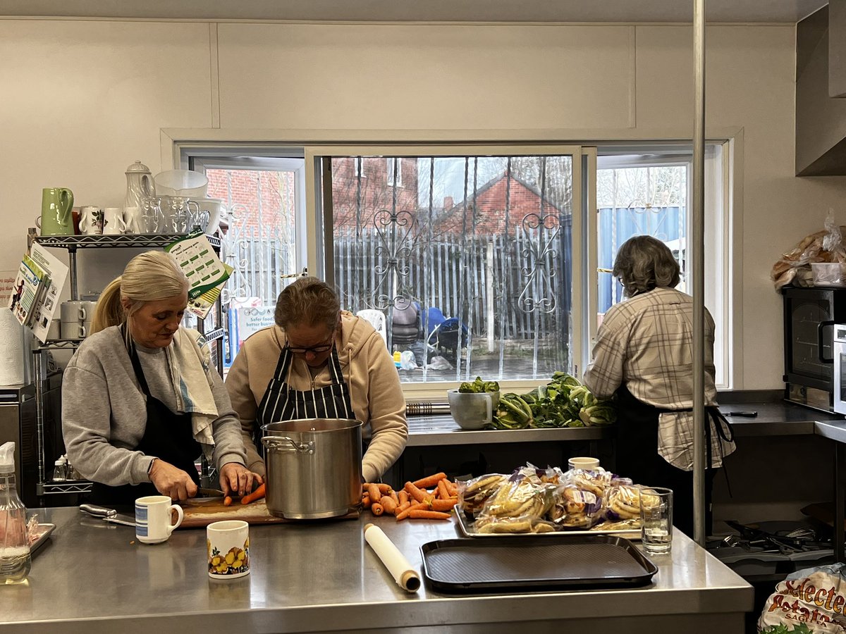 MinersCdc's tweet photo. Going to be another wonderful day! Everyone busy with the prep for meals #MMWCDC #Moorends “Working together to make a difference”. Thank you to @FareShareYorks @Tesco #Edenthorpe for the 🌹🌹🥀🥀#Volunteers ❤️👏🏻 @MyDoncaster @MayorRos @Ed_Miliband https://t.co/Ls84UZVS5h