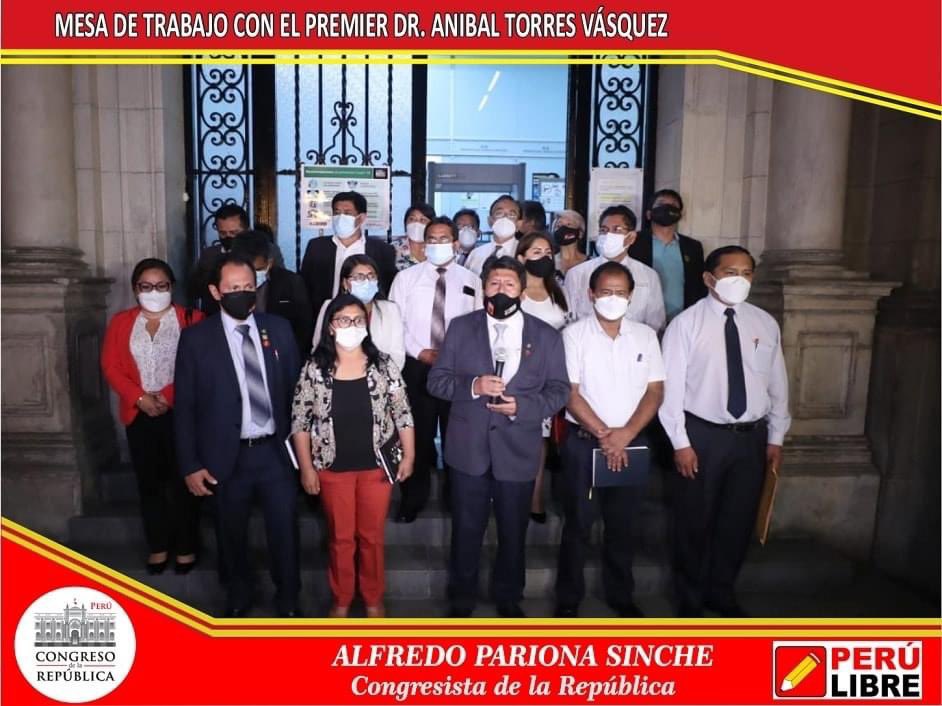SinchePariona's tweet photo. La Bancada de Perú Libre, se reunió hoy con el Premier Dr. Anibal Torres Vásquez, con la finalidad de trabajar organizados por el bienestar de nuestro País.
#PeruLibre
#UnidosSomosMasFuertes https://t.co/hGC7mxo0yf