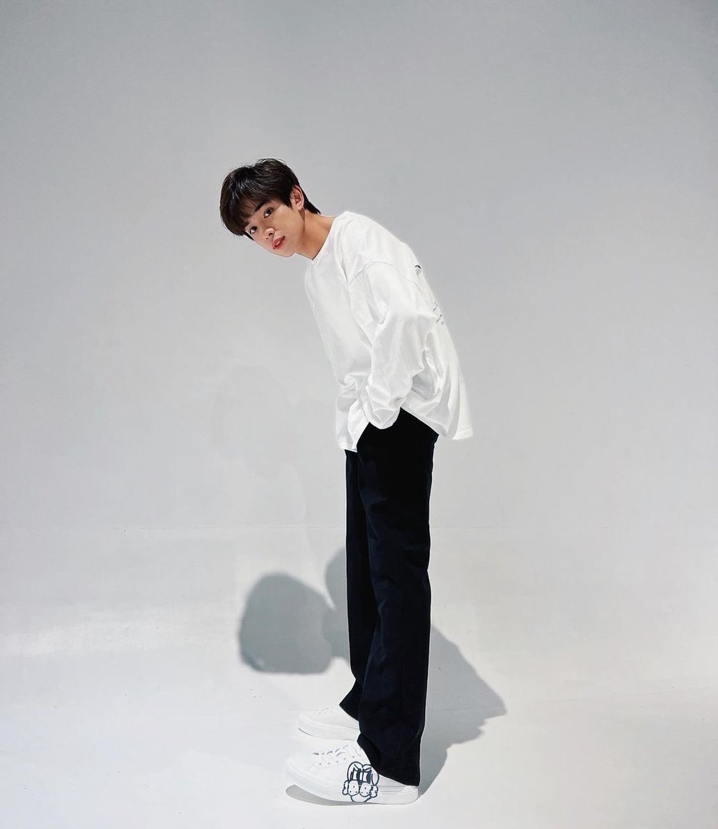 YOURTHIRD1998's tweet photo. [ig : thirdd]

hi 👀🤍

#ThirdLapat
 #GivenchySpring22 https://t.co/RqGxFv7StY