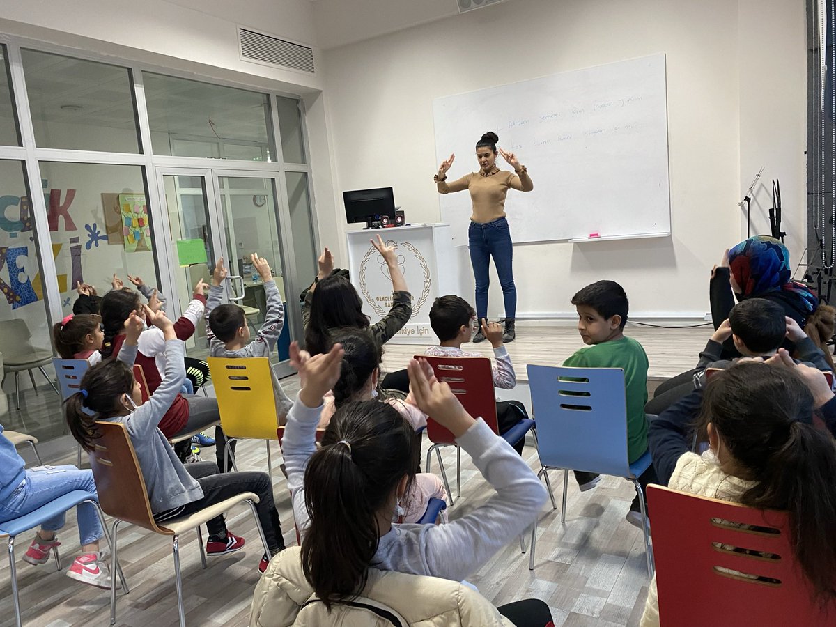 OHALISDEMIR_GM's tweet photo. Sessiz ama güçlü bir dildir, işaret dili 🤟 

Dil Eğitimleri Atölyemizde işaret İşaret Dili Eğitimimiz meraklı bakışlar ve öğrenme azmiyle devam ediyor 🤩

#GSBGM https://t.co/LonOJaXDh0