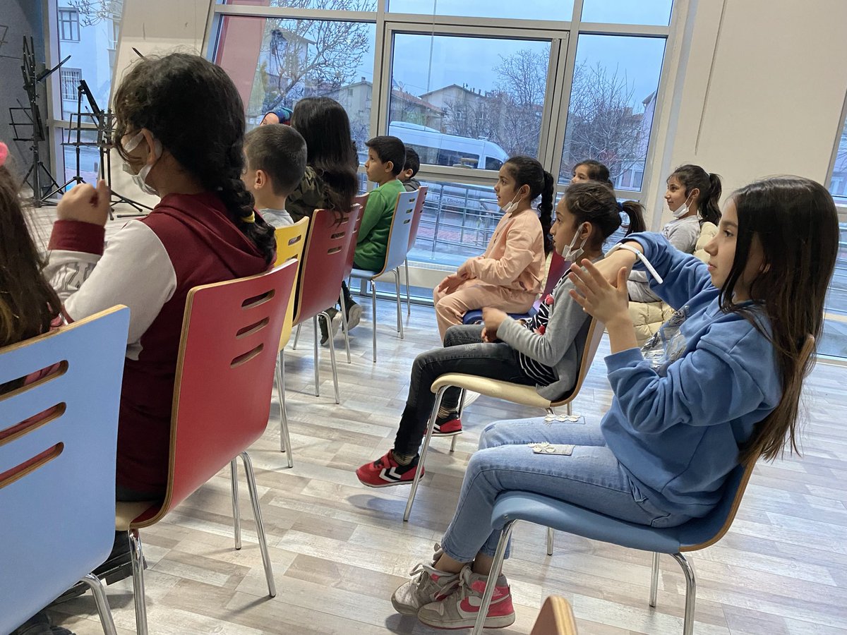 OHALISDEMIR_GM's tweet photo. Sessiz ama güçlü bir dildir, işaret dili 🤟 

Dil Eğitimleri Atölyemizde işaret İşaret Dili Eğitimimiz meraklı bakışlar ve öğrenme azmiyle devam ediyor 🤩

#GSBGM https://t.co/LonOJaXDh0