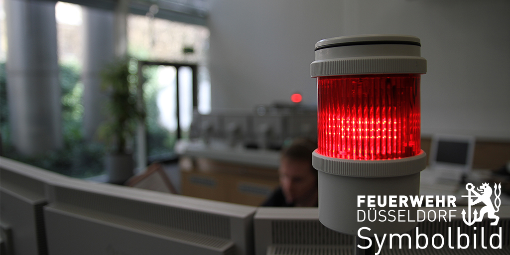 BFDuesseldorf's tweet photo. 📟Verkehrsunfall📍#Flingern|Nord
Bei einem Verkehrsunfall zwischen einer #Straba und einem Pkw wurde die 55-jährige Fahrerin in Ihrem Fahrzeug eingeschlossen. #FwDus befreite die Verletzte und transportierte Sie ins Krankenhaus.
Mehr ➡️https://t.co/hQ9xEPKGEv https://t.co/CJOdx68Heq
