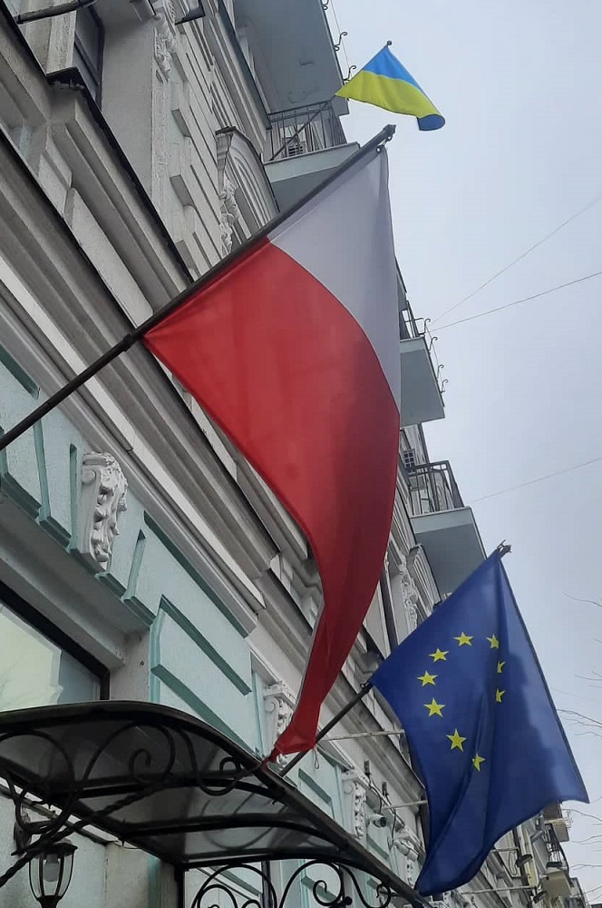 One for all and all for one 
#StandWithUkraine
Європа/ЄС 🇪🇺 стоїть пліч-о-пліч з Україною 🇺🇦 щодо її суверенітету, незалежності, територіальної інтегральності та свободи вибору шляху.