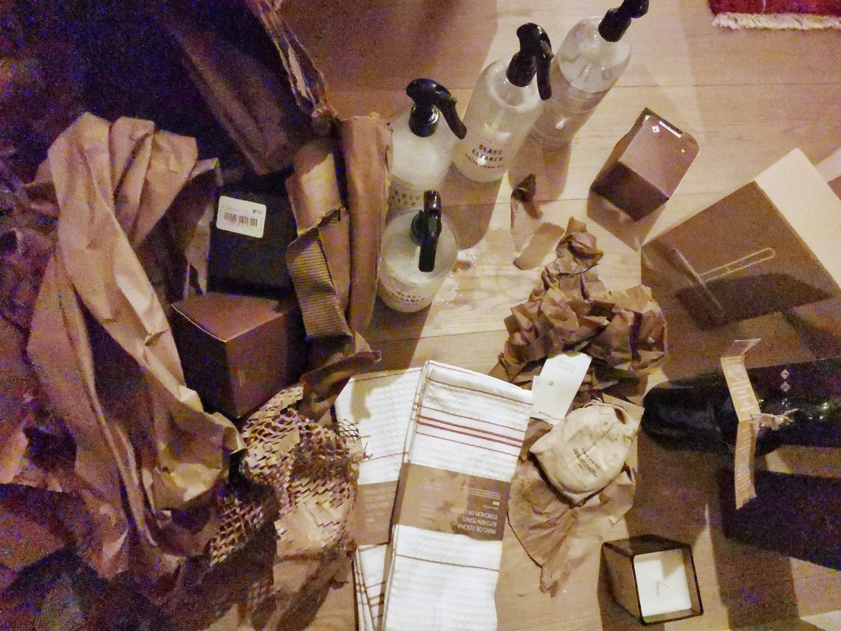 m_sunshine's tweet photo. @zarahome I'm so disappointed with your home delivery service. It's a second time I ordered with you on line and it's a second time I received a late delivery, damaged leaking boxes with items that now I need to return. This kind of treatment of your clients is not acceptable. https://t.co/HnTluN87GI