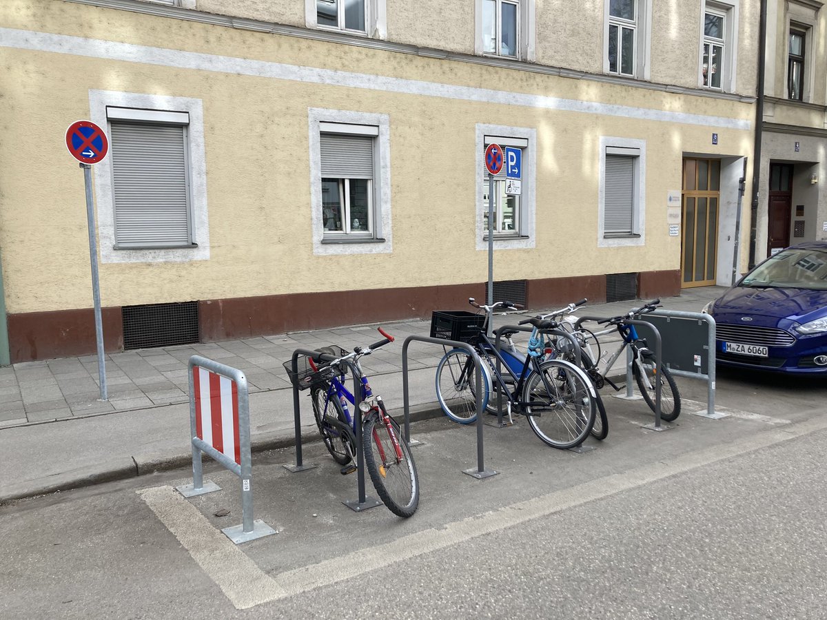 gruene_au_haidh's tweet photo. Zahlreiche neue Fahrradbügel gibt’s auch rund um den Rosenheimer Platz. Die sind dringend nötig, um Öffis und Fahrrad noch besser kombinieren zu können.🚃🚇🚲 #Verkehrswende #Radoffensive https://t.co/djrw9SPFse