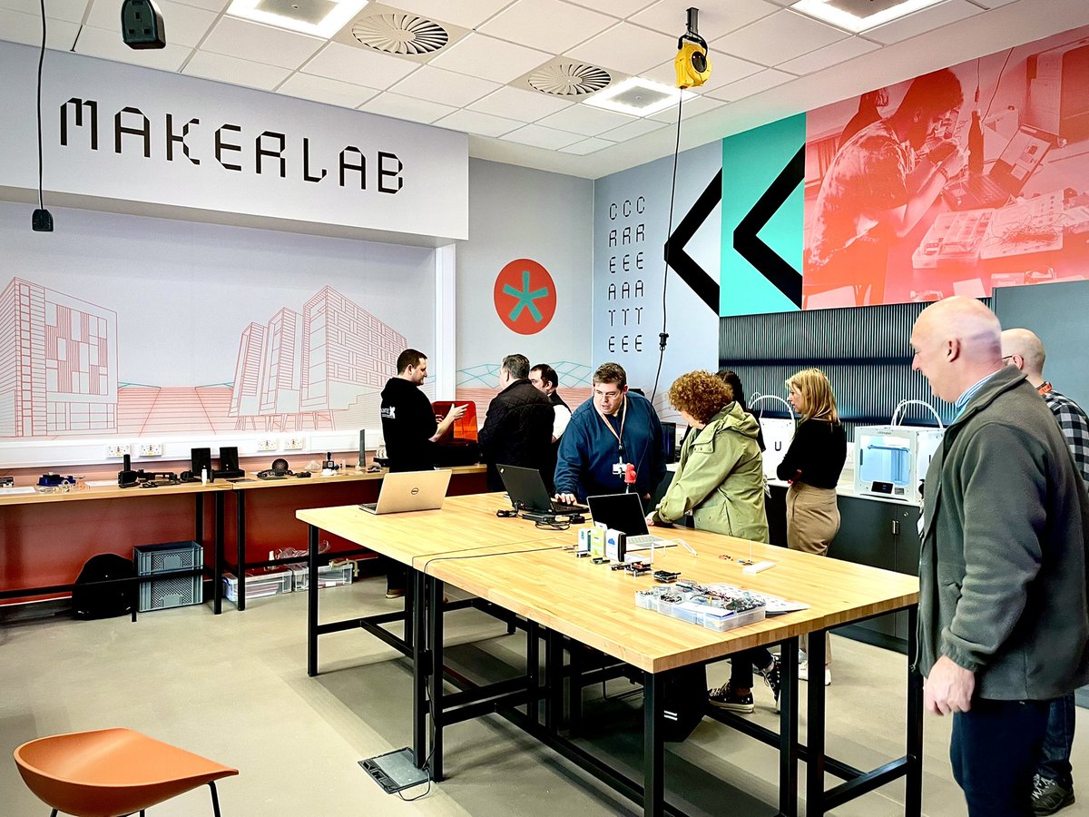 Barnsley_DMC's tweet photo. MakerLab @ DMC 02 is open! 🤩🤩
#LoveDMC #DoMakeCreate https://t.co/jGCacmzIwQ