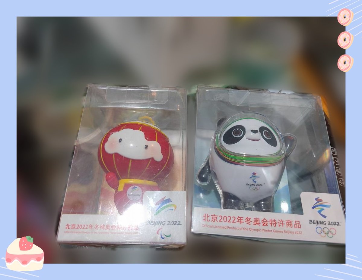 やっと届きました冰墩墩（ビンドゥンドゥン）と雪容融（シュエロンロン）。一時どこも品切れで困ってましたが、北京にいる友人を頼んで、ようやく無事入手できました。ビンドゥンドゥンはもちろん、シュエロンロンのこの「あれ？」って感じな表情もカワイイ！