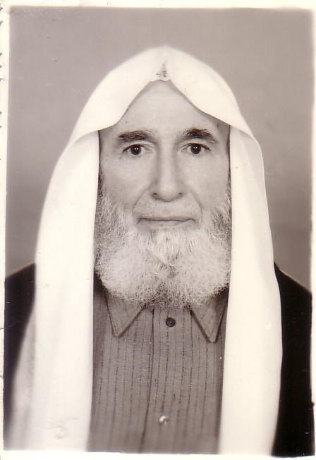 Qatadah_J's tweet image. في مثل هذا اليوم
انتقل إلى مولاه
شيخ شيوخنا العلامة المحدث المحقق أبي زاهد عبدالفتاح أبوغدة الحنفي مبطونا شهيدا رحمه الله.
مضى على وفاته ٢٥ عاماً؛ ربع قرن!!
رحل جسده، وروحه بيننا سيارة، وذكره بين دفات الكتب وسطورها بفوائده المنثورة فيها.
فجزاه الله عن الأمة كل خير ورضي عنه وأرضاه