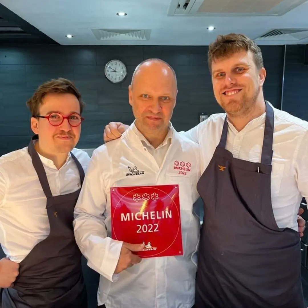 sped98's tweet image. Finally.... After 20 bloody years of hard graft. Well done matey  ❤ .@simon_rogan @lenclume @MichelinGuideUK