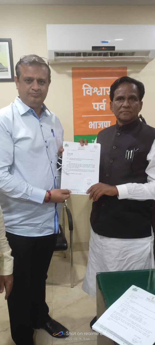 mihirkotecha's tweet photo. Met Railways Minister (MOS)  @raosahebdanve ji, requested AC Local to run in Peak Hours n fares to be lowered.abt 3000 citizens die in train accidents in Mumbai every year,demanded all locals in Mumbai to have ventilated automatic doors, it will save human lives. @Dev_Fadnavis https://t.co/FHvEiG5w1U