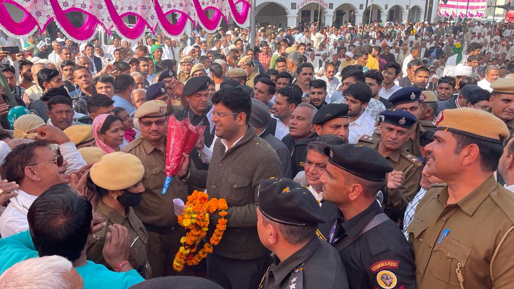 Dchautala's tweet photo. मुण्डलाना गौशाला, सोनीपत के वार्षिक उत्सव के सामाजिक कार्यक्रम में शिरकत की। हमारी संस्कृति की मजबूत धुरी, हमारी गौशाला ही हमारा प्राथमिक मंदिर हैं। सेवामंडल के सभी पदाधिकारियों का इस आयोजन में मुझे बुलाने के लिए आभार। https://t.co/G944WS5Hov