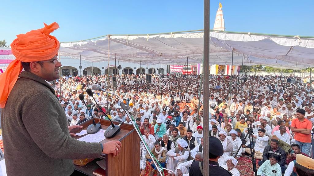 Dchautala's tweet photo. मुण्डलाना गौशाला, सोनीपत के वार्षिक उत्सव के सामाजिक कार्यक्रम में शिरकत की। हमारी संस्कृति की मजबूत धुरी, हमारी गौशाला ही हमारा प्राथमिक मंदिर हैं। सेवामंडल के सभी पदाधिकारियों का इस आयोजन में मुझे बुलाने के लिए आभार। https://t.co/G944WS5Hov