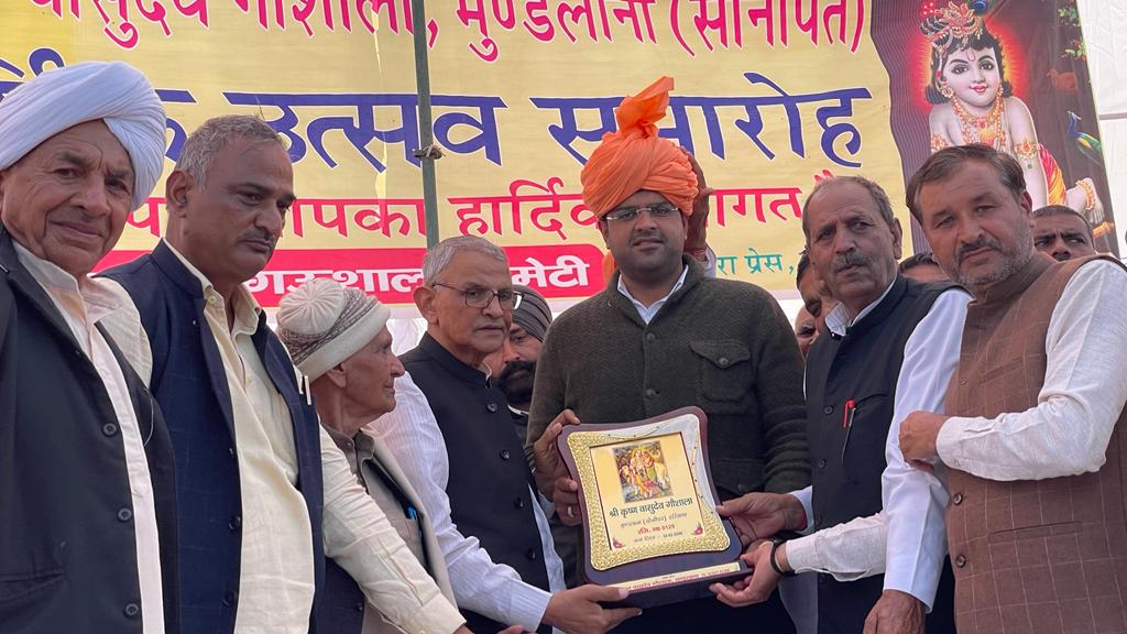 Dchautala's tweet photo. मुण्डलाना गौशाला, सोनीपत के वार्षिक उत्सव के सामाजिक कार्यक्रम में शिरकत की। हमारी संस्कृति की मजबूत धुरी, हमारी गौशाला ही हमारा प्राथमिक मंदिर हैं। सेवामंडल के सभी पदाधिकारियों का इस आयोजन में मुझे बुलाने के लिए आभार। https://t.co/G944WS5Hov