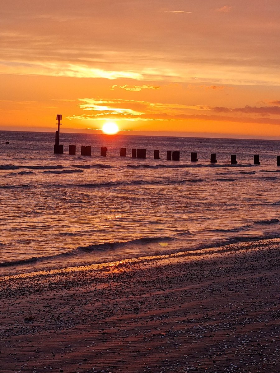 zlindsay17's tweet photo. @VISITCLEE @PapasFishNChips @JonMitchellITV @itvweather beautiful start to the day before the storms move it ❤#lookupitsfree #tobydog #beachlife https://t.co/fwahTwmvcO