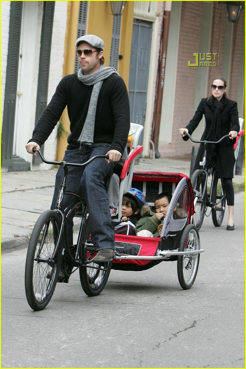 Brad Pit (in Begleitung von Angelina Jolie) mit zwei ihrer Kinder auf dem Lastenrad.