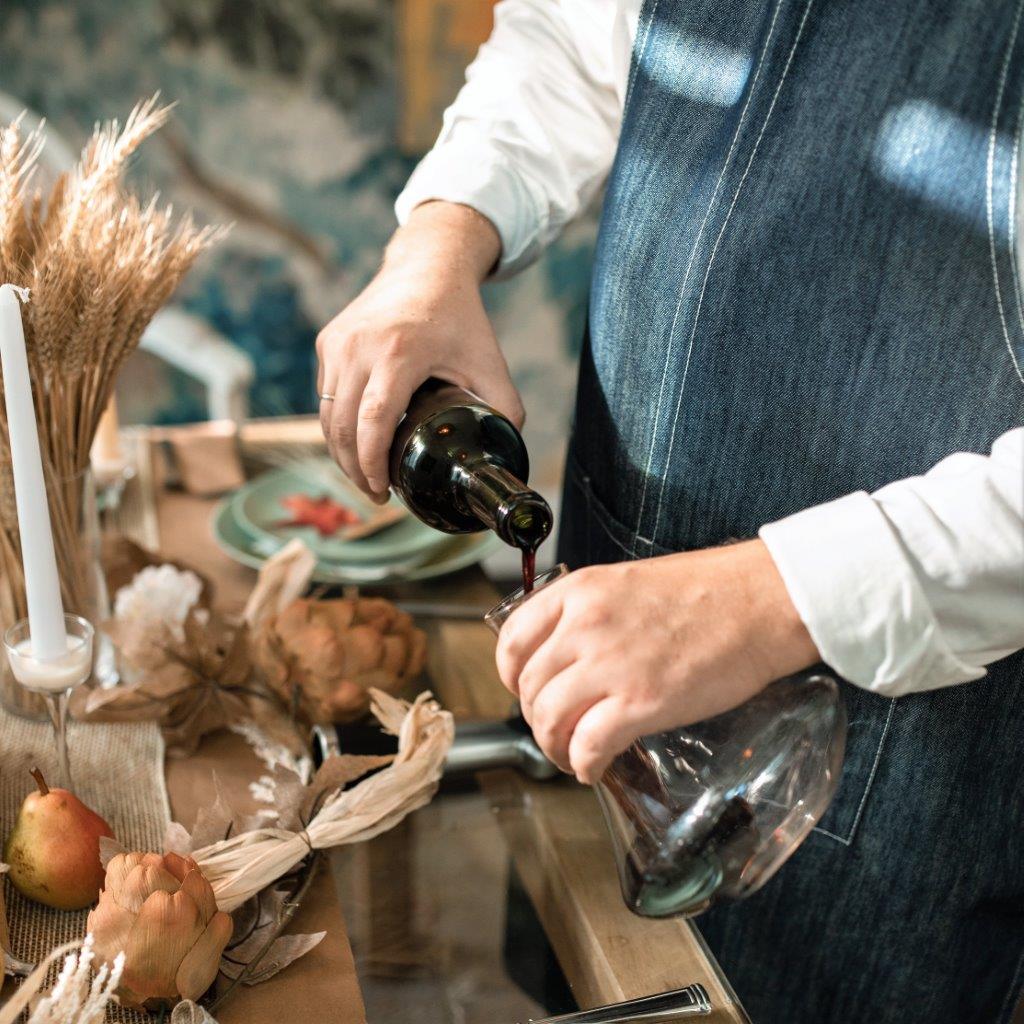 MEDDISSL's tweet photo. 🤓Decantar es trasegar un vino viejo y muy reposado a otro recipiente para eliminar los depósitos sólidos del fondo. Debe hacerse con suavidad, oxigenando el vino y desechando los posos del final de la botella trasegada.👍 https://t.co/nKfuQwZmho #Decantar #DiccionarioDeVino https://t.co/7KdrlhLHzM