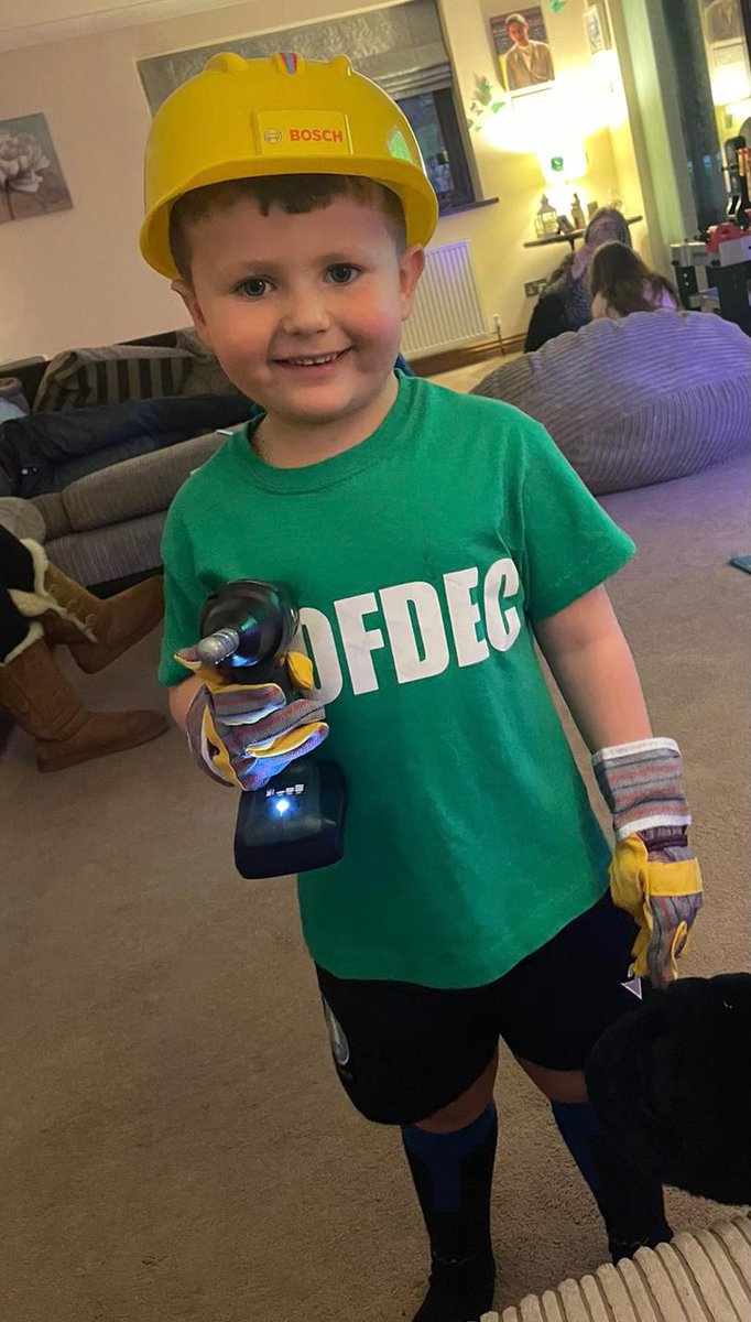 Happy Wednesday, wonderful people💚 

Our new recruit, Lukas, ready for a day on site👷🏼

If any connections are looking for some experience in the roofing industry, do get in touch today 🏠🛠 We can offer both on site and office experience.