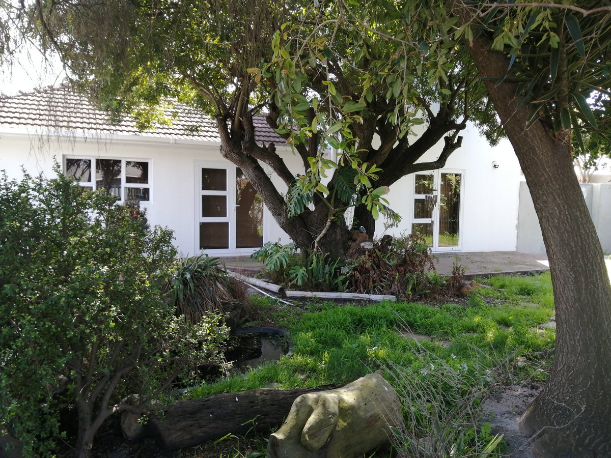 KyleSplice's tweet image. Yo @JohnnieWalkerSA. What's happening with that SA flag statue on @BBMzansi? It'll look great in my garden after the show