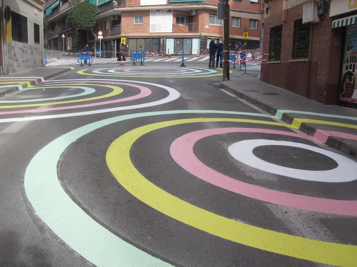 ¡En transformación! En 5 días de calle-pasillo a calle-habitación. 

Hoy acabamos con la pintura y mañana...¡Pasamos al mobiliario urbano!