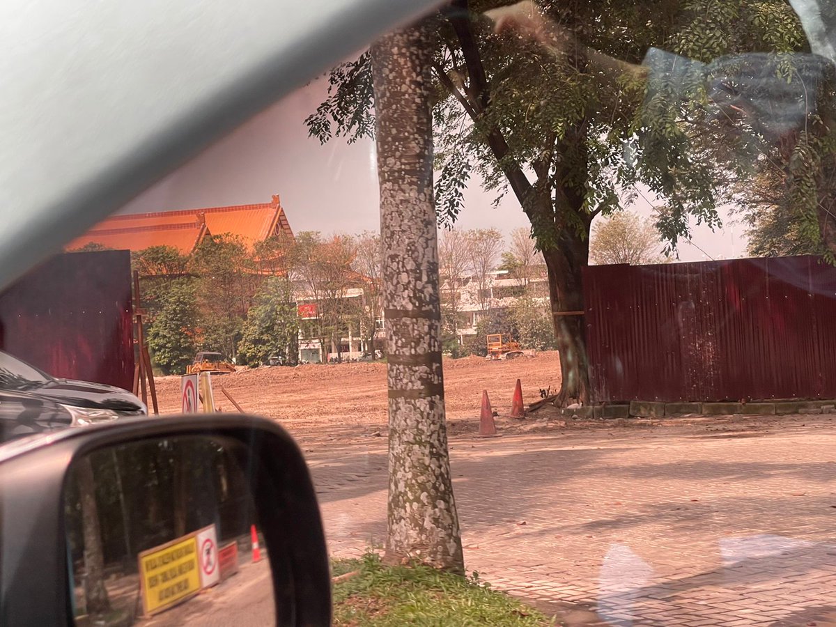 Terlalu sibuk sama urusan orang sampai ngga nyadar kalau kolam bangau yang legendaris di satu komplek perumahan sudah tidak ada. Bangau-bangau pindah kemana ya?