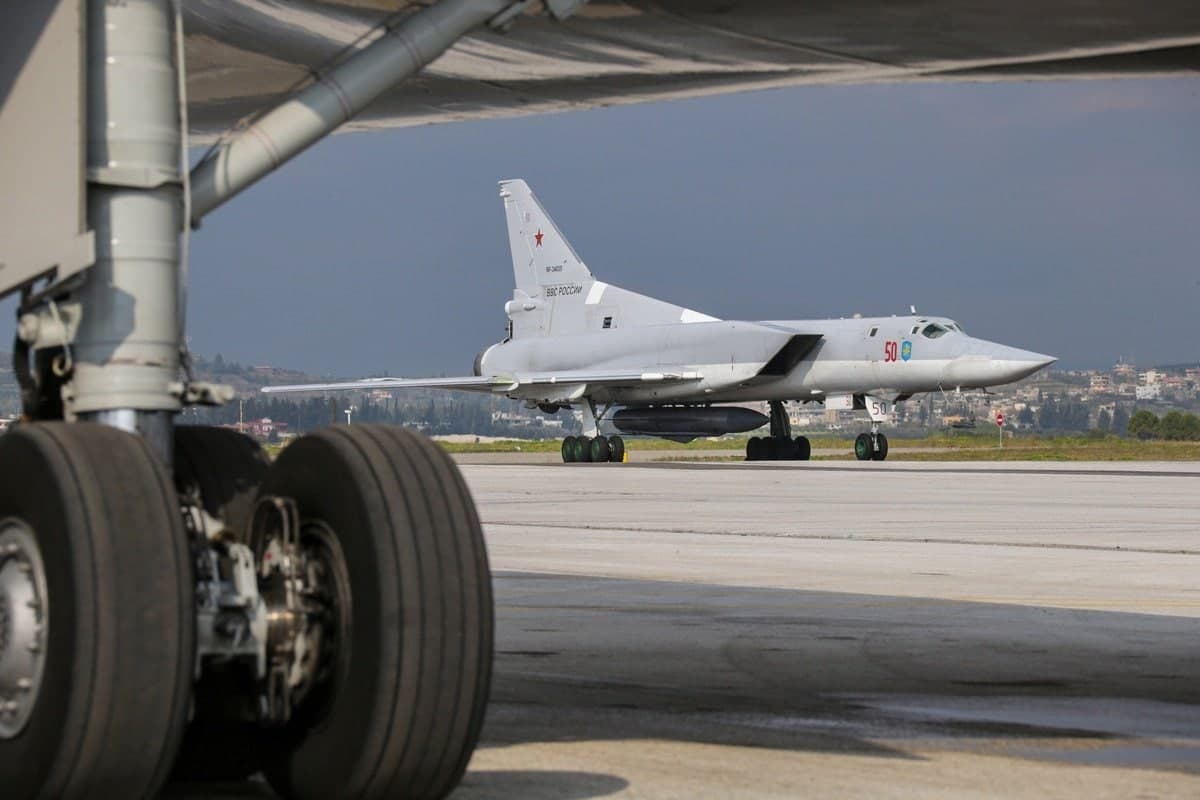 o_gilvi's tweet photo. Дальний ракетоносец Ту-22М3 с новой крылатой ракетой Х-32. Фото: Минобороны РФ https://t.co/SOaGUJddt0