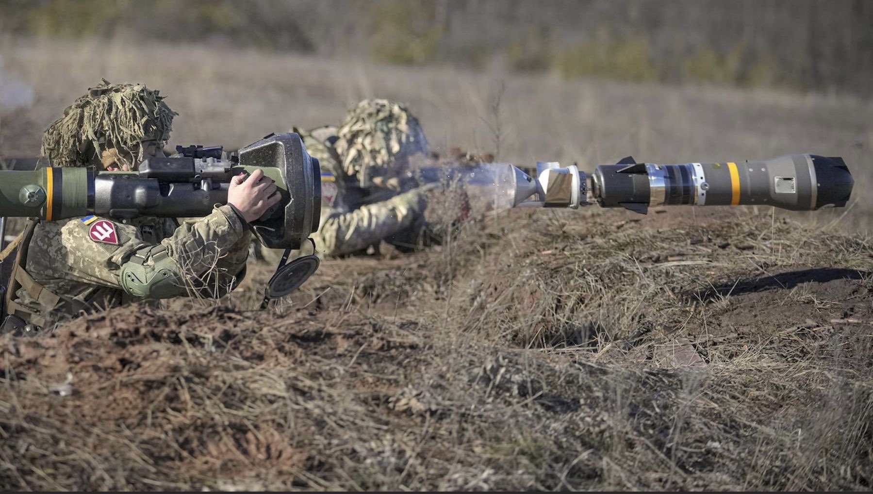 Ukrainian soldiers train on NLAW