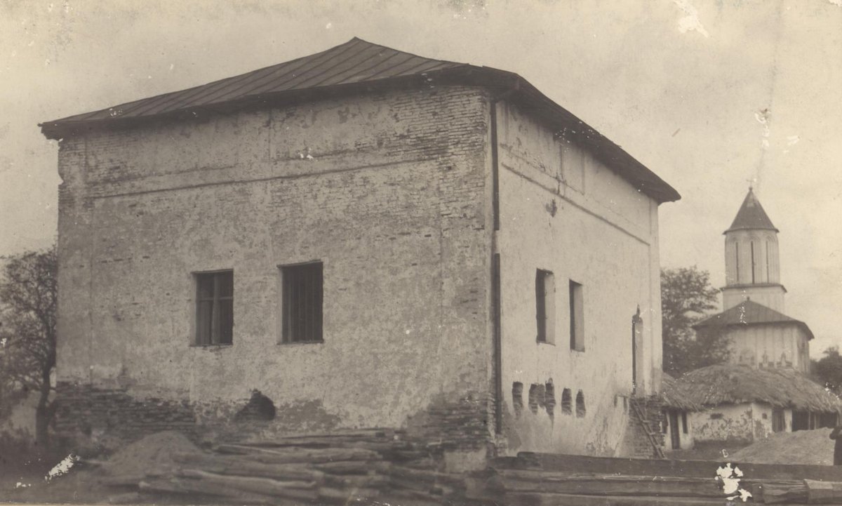RomaniaTours's tweet photo. On his estate from Almăj village, boyar Barbu Poenaru built 🏗his kula in 1764 and also a church ⛪️ dedicated to the Saint Voivodes, which was completed in 1789.

📌 At present, what is left of the Poienari Kula is incorporated in the local school.
🗺 https://t.co/PHJ7uZ3FhG https://t.co/tsoPPI24AM
