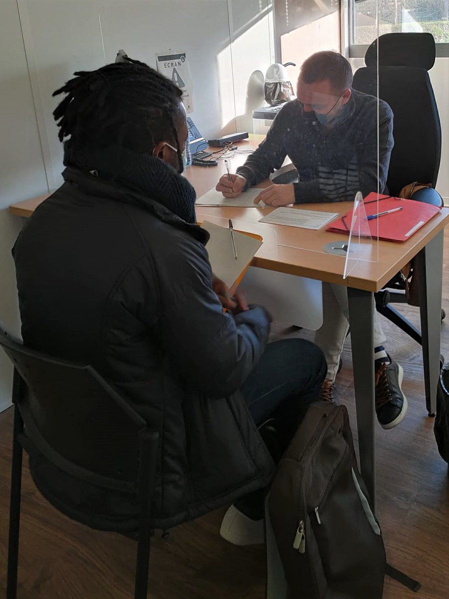 CiocciM's tweet photo. 🍽️Information collective et job dating à l’agence Réalpanier dans le cadre d’une préparation opérationnelle à l’emploi « Service en salle ». 
8 entreprises et plus de 20 demandeurs d’emploi présents : « Belle opportunité pour nous d’avoir un diplôme suivi d’un #emploi !» 
@UMIH84 https://t.co/GuLHLEE5St