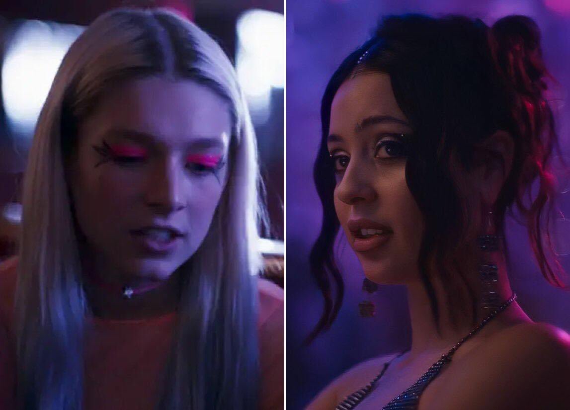 Did you know that in the original script Maddy was supposed to give Jules the disc!!

“I was gonna give the tape to Jules with a letter saying, 'I think you'd want this,' and not say who was giving it to her ... part of me really wanted to see that happen.”
— Alexa Demie, EW