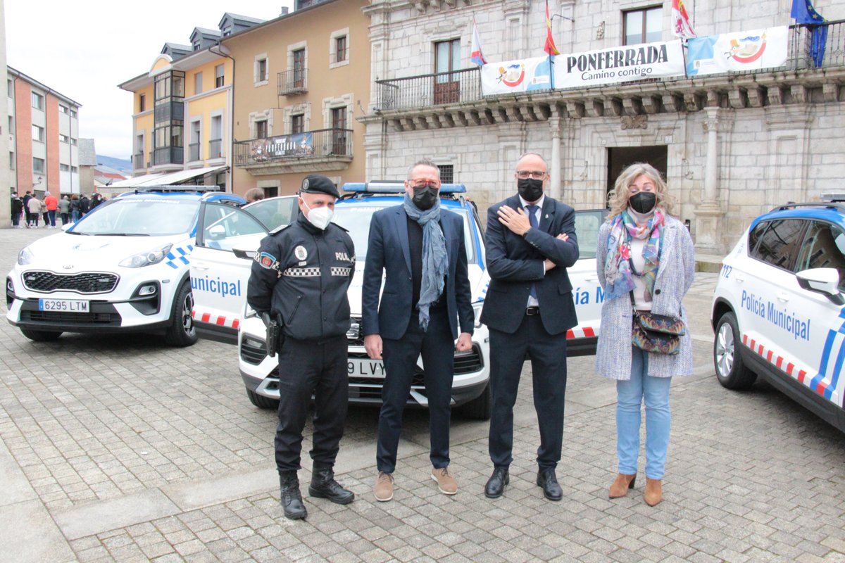 AytoPonferrada's tweet photo. El alcalde de Ponferrada, Olegario Ramón, acompañado del concejal de Seguridad Ciudadana, José Antonio Cartón, y del Intendente Jefe de la Policía Municipal, Arturo Pereira, presentó los nuevos vehículos destinados al servicio que presta la Policía Municipal. https://t.co/oJ08Y6mVhG