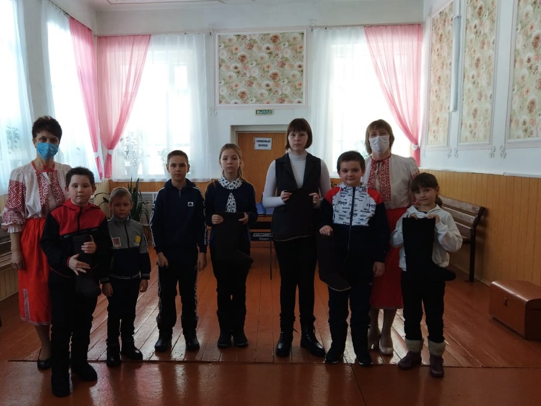 В рамках Года народного искусства и нематериального культурного наследия народов России специалисты досугового центра и библиотеки 16 февраля провели для учащихся школы познавательную программу "Прост как валенок".
