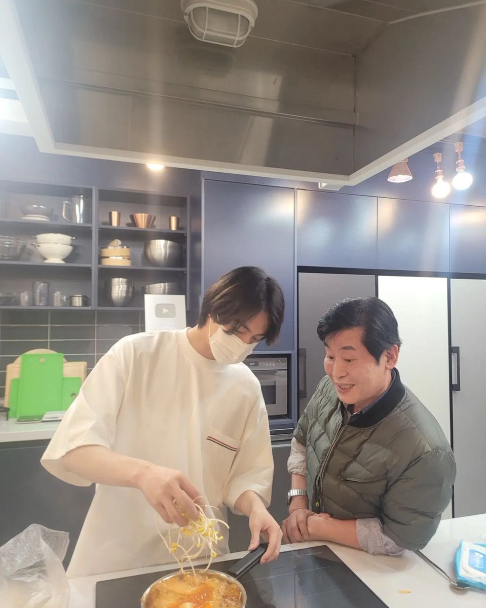 btsinthemoment's tweet photo. [fuxtom] instagram post

👤one point lesson, jin who is serious about cooking
how to make a delicious spicy fish stew yesterday evening/dinner, he made it by himself and ate it, he made it well really deliciously ~♡

#BTS #seokjin #LikesToCook #LearningHowToCook #LeeYeonBokChef https://t.co/nGzNs8LJAt