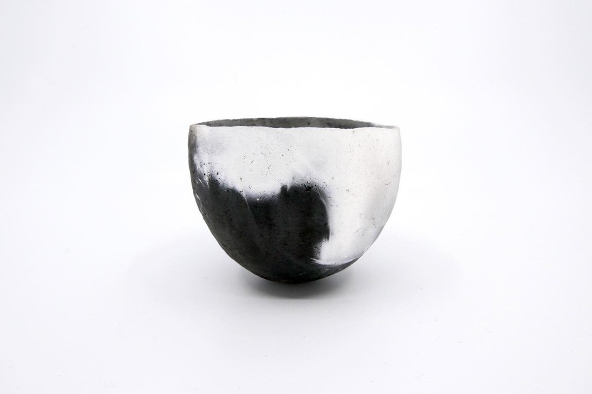 kb_ceramics's tweet photo. A few pieces from a new collection of work available in ‘Light and Shadow’ @Parndonmill Runs until 27 March.

Scorched Pearlescent Ringed Vessels. 
5.2H x 6.4Dcm (max) 
4.2H x 5.5Dcm (min)
Small #smokefired #ceramic #vessels that can sit in your hand.
#TheGalleryatParndonMill https://t.co/lTKi4RuvmP
