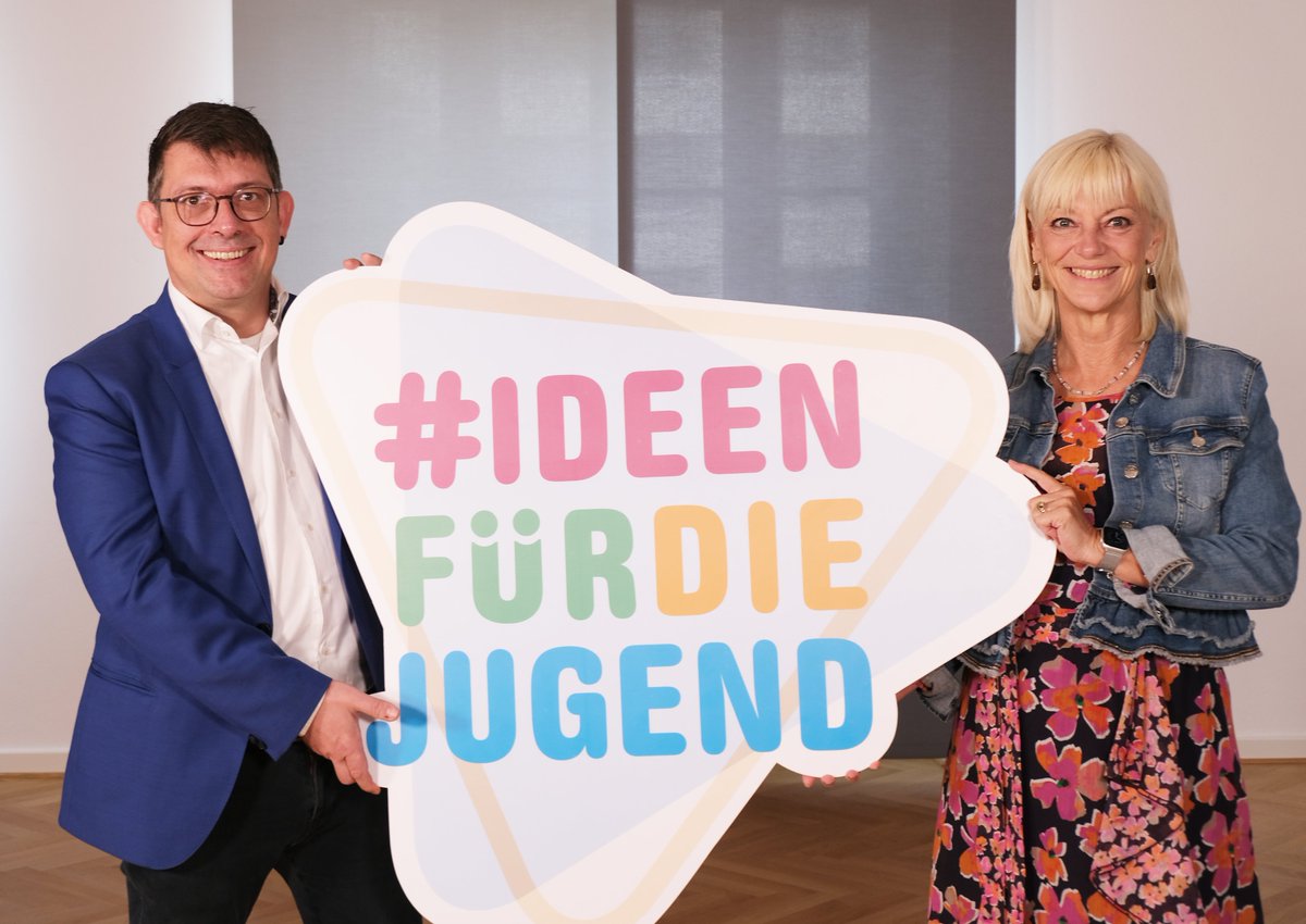 Jugendministerin Carolina #Trautner: „Mit rund 11 Mio. Euro fördern wir die Aktivierungskampagne des <a href="/_BJR_/">Bayerischer Jugendring (BJR)</a>. Ich freue mich, wenn wir gemeinsam wieder mehr junge Menschen und Mitarbeitende für die Angebote der #Jugendarbeit vor Ort gewinnen können."
➡️stmas.bayern.de/aktuelle-meldu…