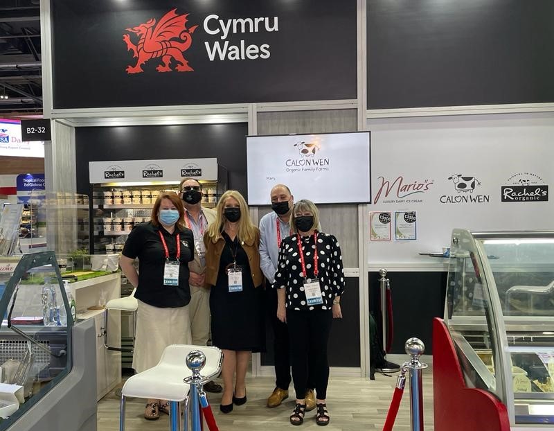 These fabulous Welsh dairy companies are ready for another busy day @Gulfood 🙌 @mariosicecream @RachelsOrganic @Calonwencymru Our Welsh producers are flying the flag for Wales in #Dubai