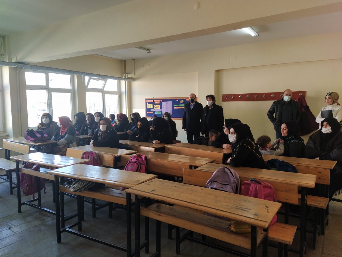 dededagiortaok1's tweet photo. Okulumuzda Mesleki Eğitim Merkezleri hakkında konuşmak üzere Veli toplantısı gerçekleştirildi. Teşekkür ederiz.
@mehmetalikatip1 
@bafra_mem 
@AhEgitim https://t.co/umWhTXoJ59