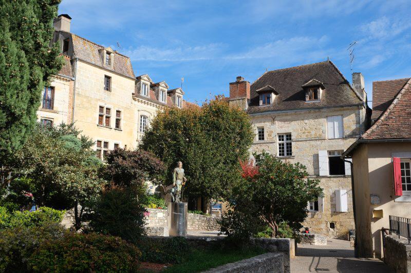 📣 #NOUVEAU ! Nous avons des bureaux à #Bergerac !🤩  Notre super Brigitte saura vous accompagner dans vos projets immobiliers avec efficacité, simplicité et bonne humeur ! Elle vous accueille à son bureau tous les lundis et les jeudis 😎 📍 5 rue Junien Rabier, 24100 BERGERAC