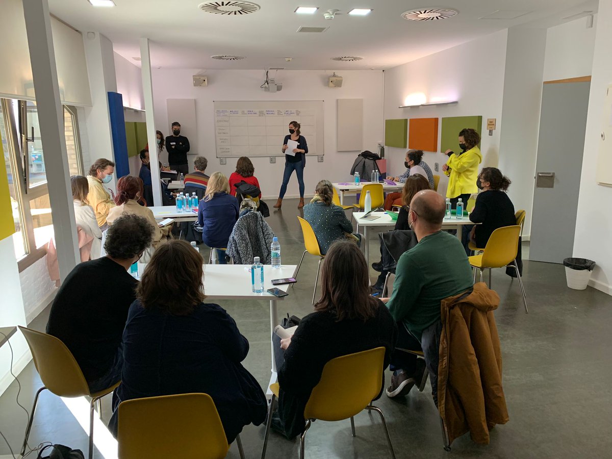 vlcilab's tweet photo. PROJECTE | Iniciem la sessió tècnica abans de la Jornada “Aprenem de patis oberts, generem comunitat”. #patisoberts #DelPatiAlBarri #PatiEscolar #EspaiDeTrobada #GestióComunitària #Veïnat #Col·lectiusDelBarri #Diversitat #GenerarComunitat  #Convivència #CiutatCompartida https://t.co/xubbEPw5Xb