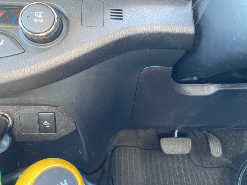 車体くん クラウンに慣れちゃうと違う車乗った時 パーキングブレーキ解除しようとして何もないとこｼｭｶｯってやっちゃう クラウン乗りあるある T Co Zfdocyhlxb Twitter