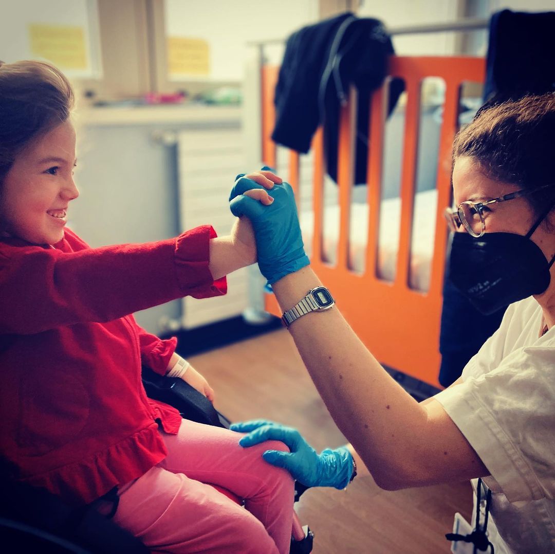CentroNemo's tweet photo. Quello che si instaura tra un bambino con una patologia neuromuscolare e un #terapista della neuro e psicomotricità dell’età evolutiva è un patto di alleanza. 
#stoconnemo #donnenmd #tnpee #anupitnpee #neuromuscolare #neuropschiatrainfantile #centrocliniconemo #policlinicogemelli https://t.co/K5zZuXN2Wj